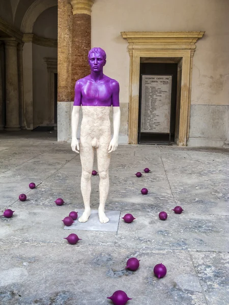 Statue des Künstlers willi verginer am zentralen Platz in Vicenz — Stockfoto