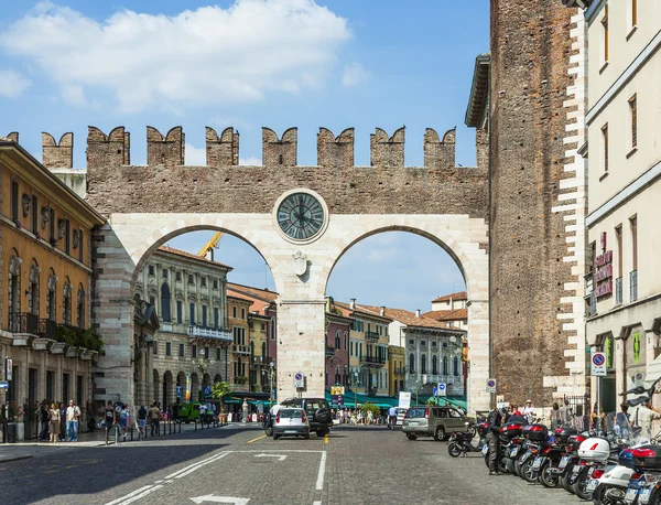 La gente ama passeggiare in Piazza Bra a Verona — Foto Stock