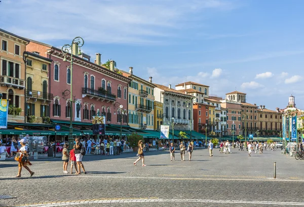 Mensen genieten van wandelen op Piazza Bra in Verona — Stockfoto