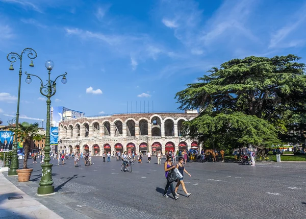 Οι άνθρωποι απολαμβάνουν το περπάτημα στην Piazza Bra στη Βερόνα — Φωτογραφία Αρχείου