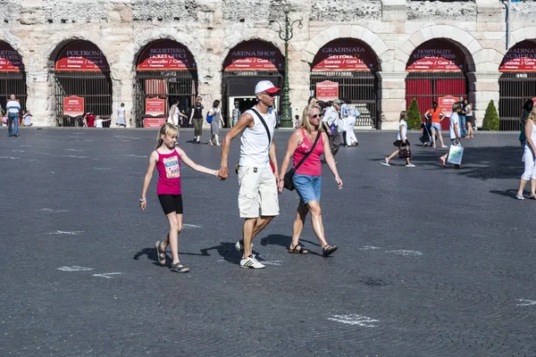 Οι άνθρωποι απολαμβάνουν το περπάτημα στην Piazza Bra στη Βερόνα — Φωτογραφία Αρχείου