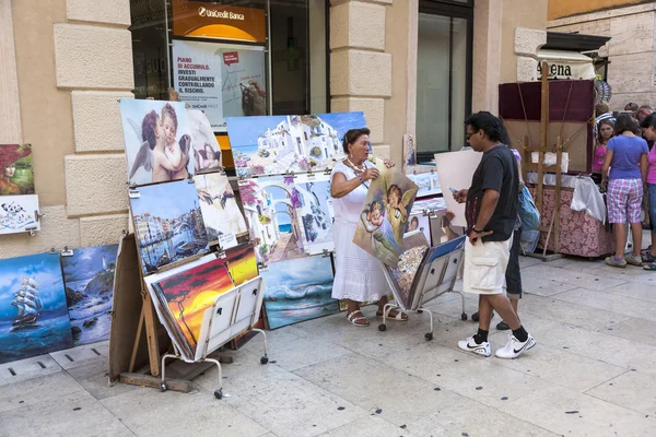 Ludzie lubią spacery na Piazza Bra w Weronie — Zdjęcie stockowe