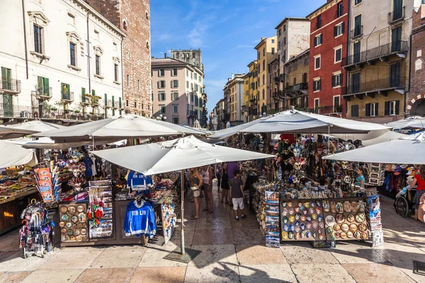 Människor besöker gatumarknader i Verona — Stockfoto