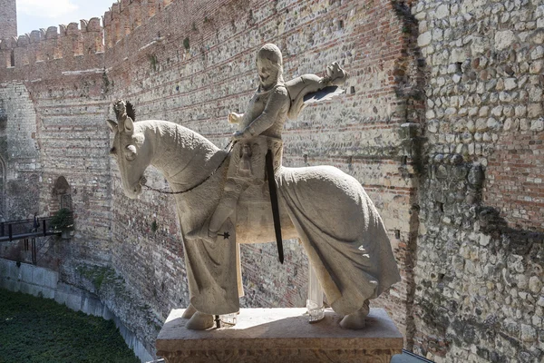 Statue of knight at old bridge in Verona  - Castelvecchio — Stock Photo, Image