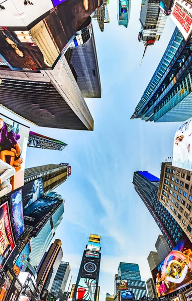 Times Square, caracterizado com teatros da Broadway e grande número de — Fotografia de Stock