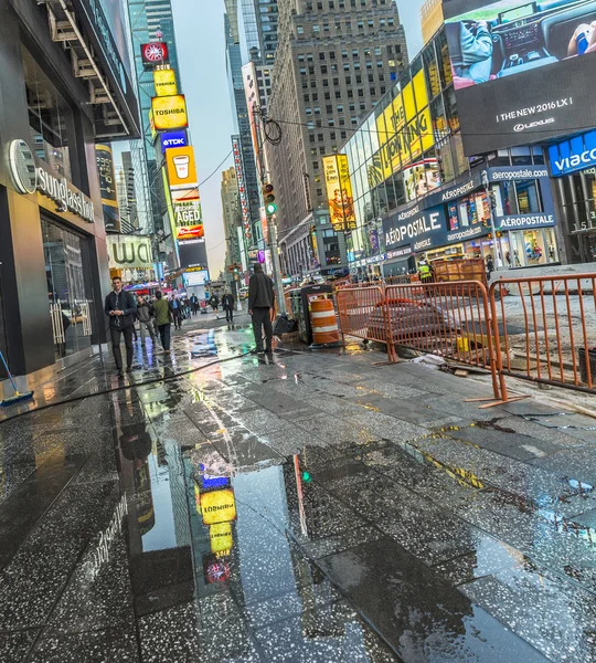 Times square is gekenmerkt met theaters van broadway en het enorme aantal — Stockfoto