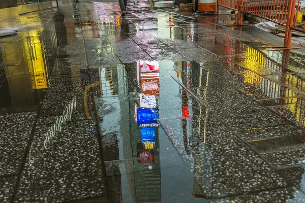 Times Square, con teatros de Broadway y un gran número de —  Fotos de Stock