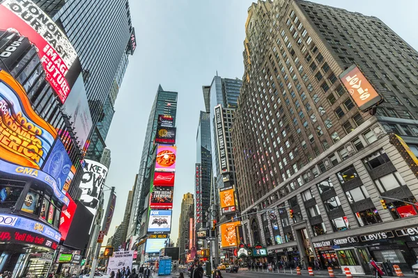 Náměstí Times square, vystupoval s Broadwaye a obrovské množství — Stock fotografie