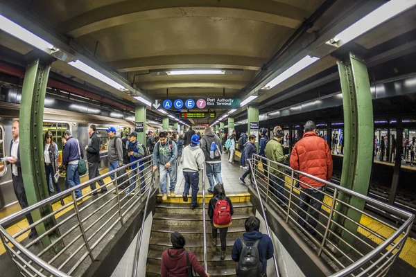 İnsanlar bekle Metro İstasyonu New York times Meydanı ' — Stok fotoğraf