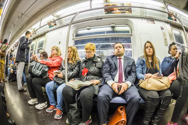 As pessoas viajam no metrô em Nova York — Fotografia de Stock