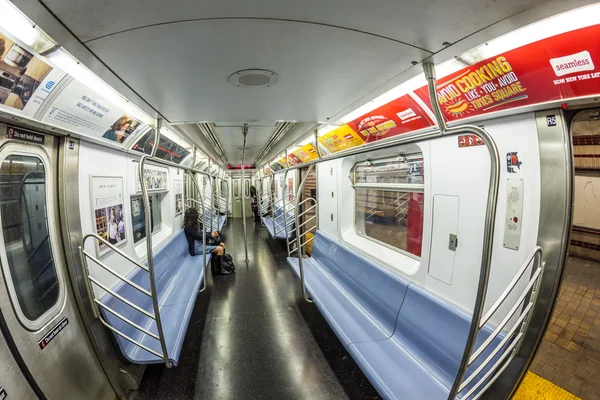 As pessoas viajam no metrô em Nova York — Fotografia de Stock