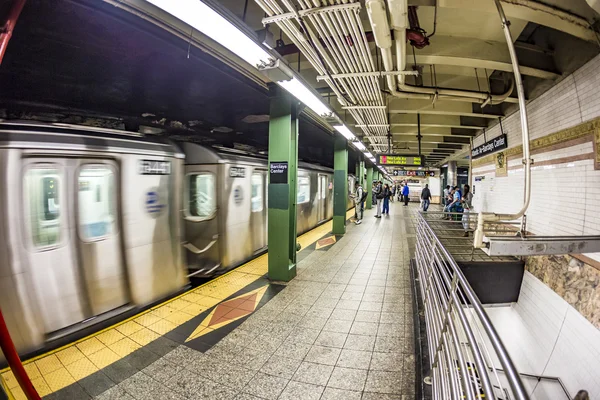 As pessoas esperam na estação de metro Wall Street em Nova Iorque — Fotografia de Stock