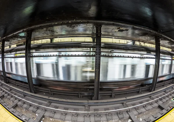 Treno alla stazione della metropolitanaAtlantc avenue a New York — Foto Stock