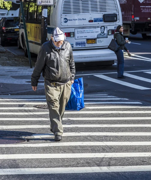 People crossing a street at a pedestrian crossing in New York — Stockfoto