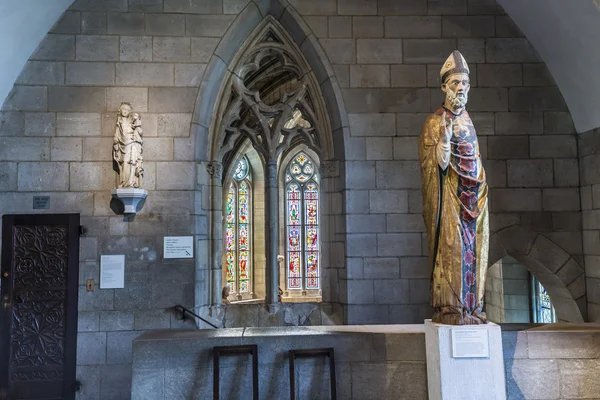 La gente visita el Santuario en el museo Cloisters en Nueva York —  Fotos de Stock