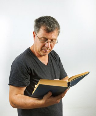 Adam kitap okuyor.