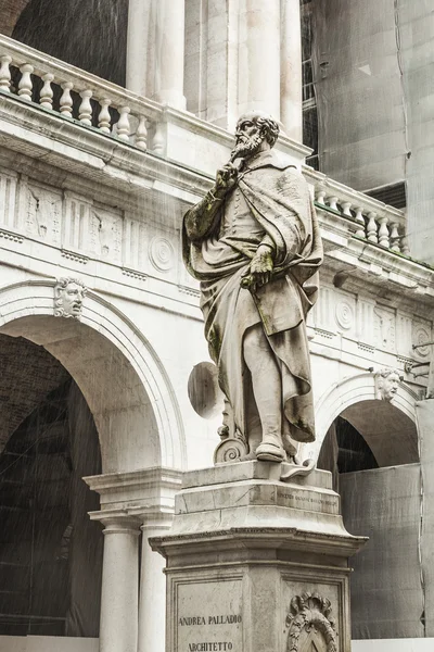 Statue of the famous Italian architect of the Renaissance Andre — Stok fotoğraf