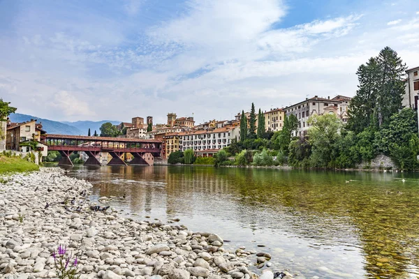 El viejo puente de madera atraviesa el río Brenta en el pueblo de Basa — Foto de Stock