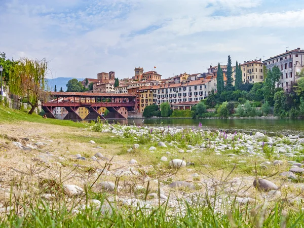 The old wooden bridge spans the river brenta at the village Basa — Stockfoto