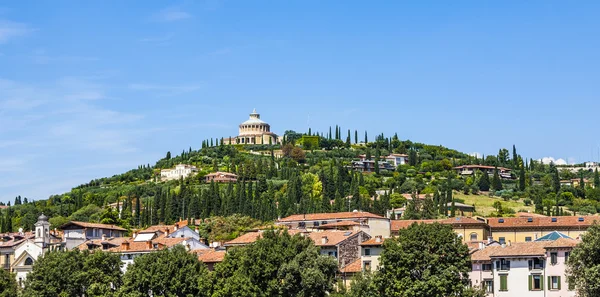 Santuario de la Virgen de Lourde, Verona, Italia en una colina — Foto de Stock