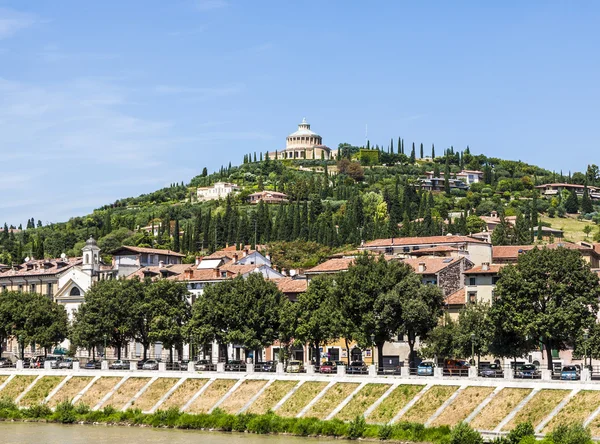 Святилище Мадонны Лурдской, Верона, Италия на холме — стоковое фото