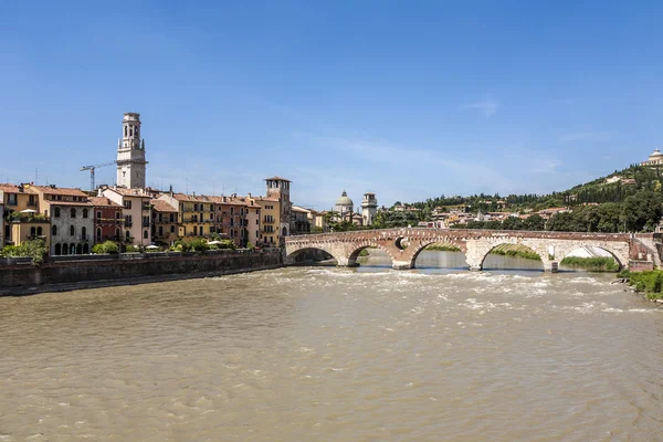 Hermosa vista de casas antiguas y el río en Verona — Foto de Stock