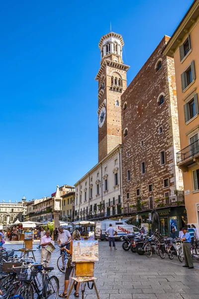 People walking in Piazza delle Erbe — Stock Photo, Image