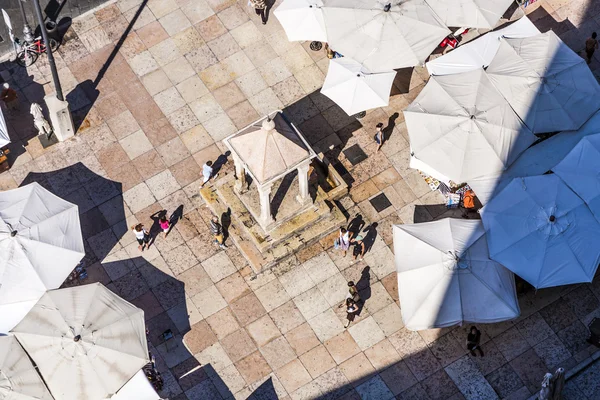 Aerial view of the Piazza delle Erbe with unidentified people — Stockfoto