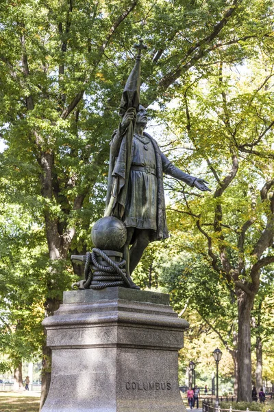 Statue of Columbus inside the central park in Manhattan — Zdjęcie stockowe
