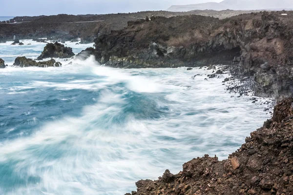 Costa a Los Hervideros con onde enormi — Foto Stock