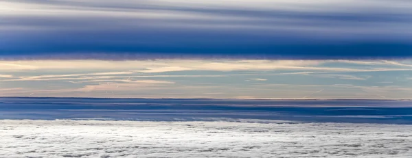 Wolken in de blauwe lucht — Stockfoto