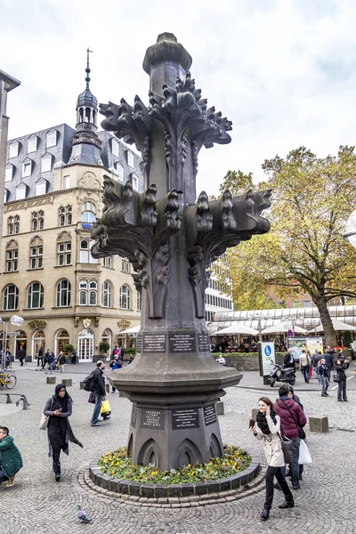 Toeristen en bewoners voor de replica van de bovenste steen — Stockfoto