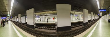 metro istasyonunda insanlar bekler