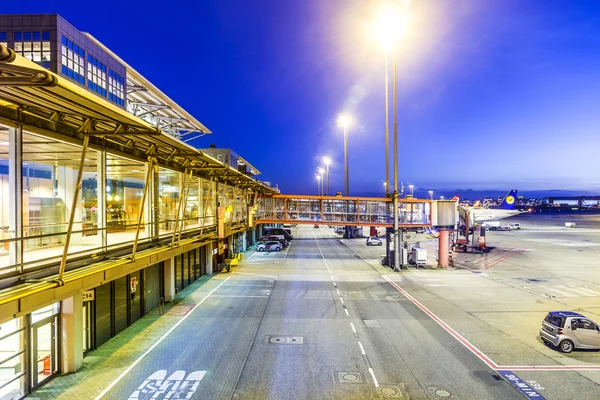 Flygplan på fingret i moderna terminal 2 i hamburg — Stockfoto