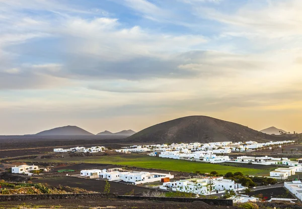 Pôr do sol sobre a aldeia de Yaiza em Lanzarote — Fotografia de Stock