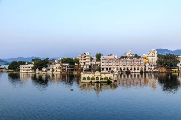 Vacker byggnad på sjön i udaipur, india — Stockfoto