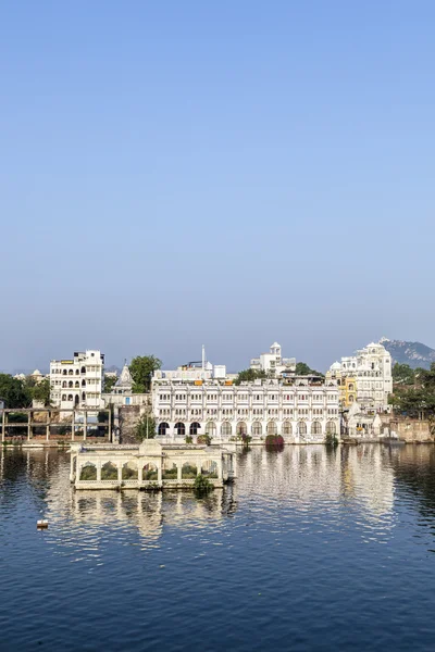 Hermoso edificio en el lago en Udaipur, India —  Fotos de Stock