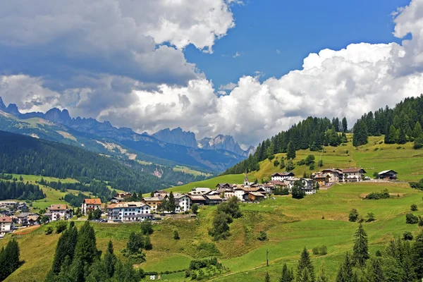 Вид на луки і сільське господарство в доломітових альпійських долинах — стокове фото