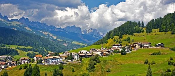 Uitzicht over de weilanden en de landbouw in de Alpen van dolomiet, nea — Stockfoto