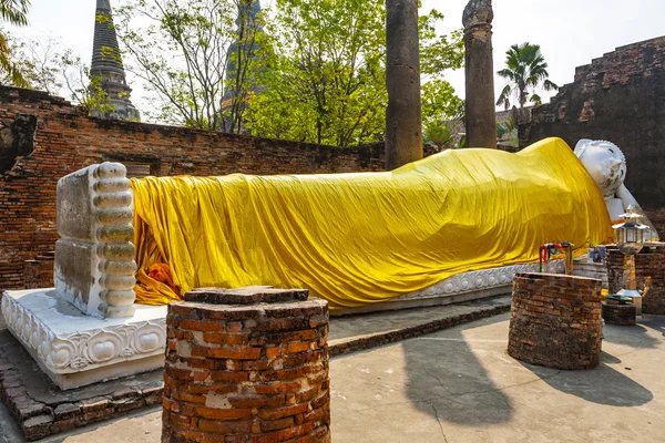 横になっている仏の寺院ワット ・ ヤイ チャイ旺の黄色のスカーフに身を包んだ — ストック写真