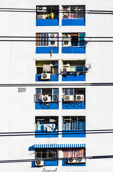 Facade of skyscraper with appartments in Bangkok and balcnoies w — Φωτογραφία Αρχείου