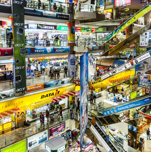 Pessoas fazem compras dentro do Pantip Plaza — Fotografia de Stock