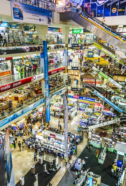 People shop inside the Pantip Plaza — Stock fotografie