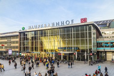 İnsanlar ana tren istasyonu Köln Almanya