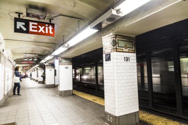Metro İstasyonu 191st Street New York'ta insanlar bekler