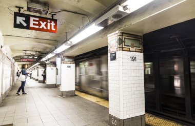 Metro İstasyonu 191st Street New York'ta insanlar bekler