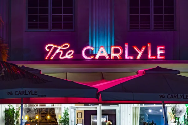 Nachtansicht auf der Fahrt zum Meer mit dem Carlyle Hotel — Stockfoto
