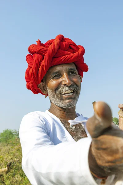 Een rajasthani tribal man dragen van traditionele kleurrijke tulband en — Stockfoto