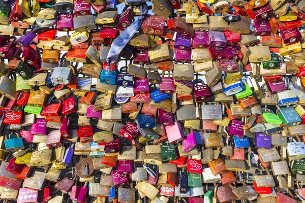 Lockers at the Hohenzollern bridge symbolize  love forever — Stock Photo, Image