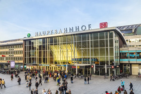 Människor på största tågstationen i Köln i Tyskland — Stockfoto